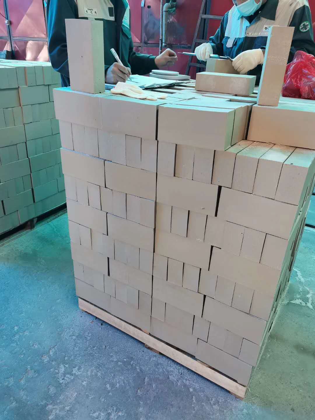 65厚耐酸磚今年處于一直是缺貨狀態(tài)，而且價格高，那么為什么會出現(xiàn)這種情況
